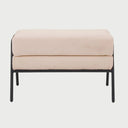 Vista frontal del taburete Tuxama en color beige, con un diseño de doble cojín rectangular acolchado y patas de madera en acabado negro que enmarcan la pieza lateralmente.