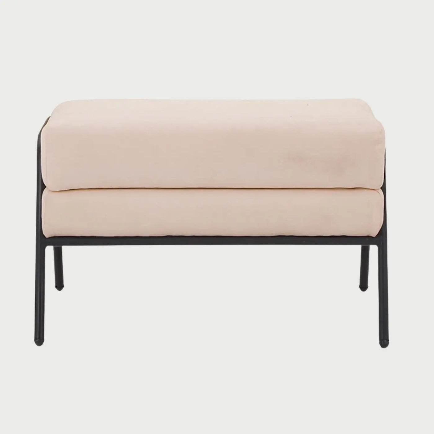 Vista frontal del taburete Tuxama en color beige, con un diseño de doble cojín rectangular acolchado y patas de madera en acabado negro que enmarcan la pieza lateralmente.