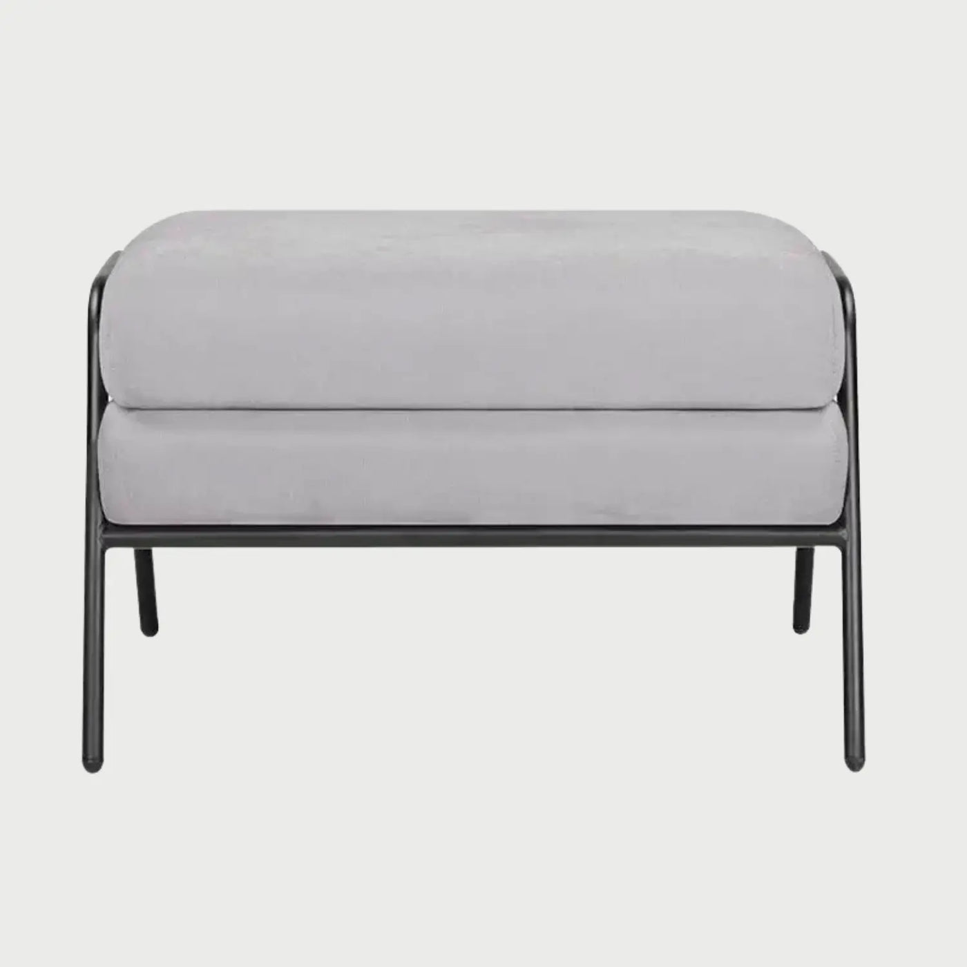 Vista frontal del taburete Tuxama en color gris claro, compuesto por dos cojines rectangulares superpuestos y enmarcado por una estructura tubular de metal negro que forma las patas y los soportes laterales.