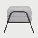 Vista posterior del taburete Tuxama en color gris, exhibiendo el acabado uniforme de la tapicería y la continuidad de la base metálica negra.