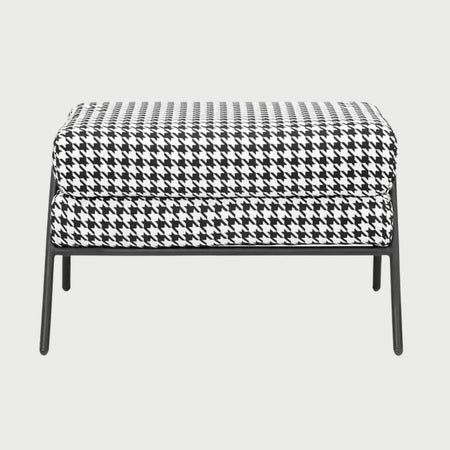 Vista frontal del taburete Tuxama en color negro, exhibiendo un look monocromático elegante con tapicería y estructura metálica a juego.