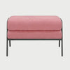 Vista frontal del taburete Tuxama en color rosa, combinando la suavidad del tono pastel con la rigidez de su marco metálico negro.
