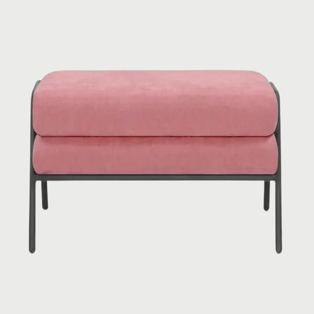 Vista frontal del taburete Tuxama en color rosa, combinando la suavidad del tono pastel con la rigidez de su marco metálico negro.