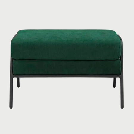 Vista frontal del taburete Tuxama en color verde, destacando el contraste entre el tapizado colorido y la estructura industrial de metal negro.