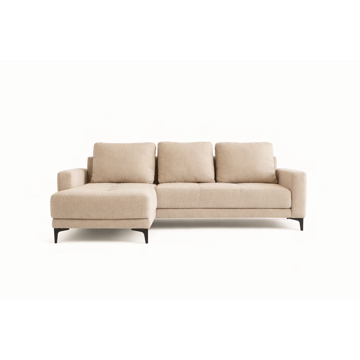 Sofá cama izquierdo Arriaga de GAIA en color beige claro, con chaise lounge y tres cojines traseros, diseño moderno y minimalista.
