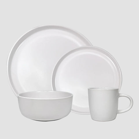 Set de vajilla de cerámica blanca para 4 personas, que incluye dos platos, un tazón y una taza, con un diseño moderno y simple.
