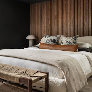 Habitación minimalista con cama de lino y luz cálida