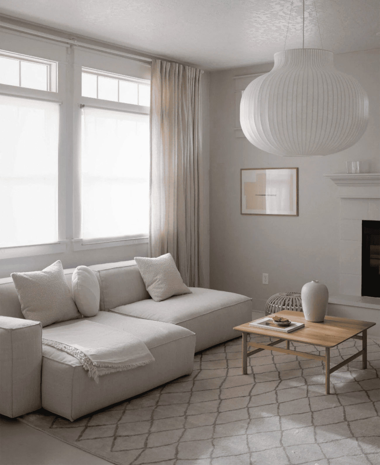 Sala zen en tonos neutros con detalles en verde y madera clara